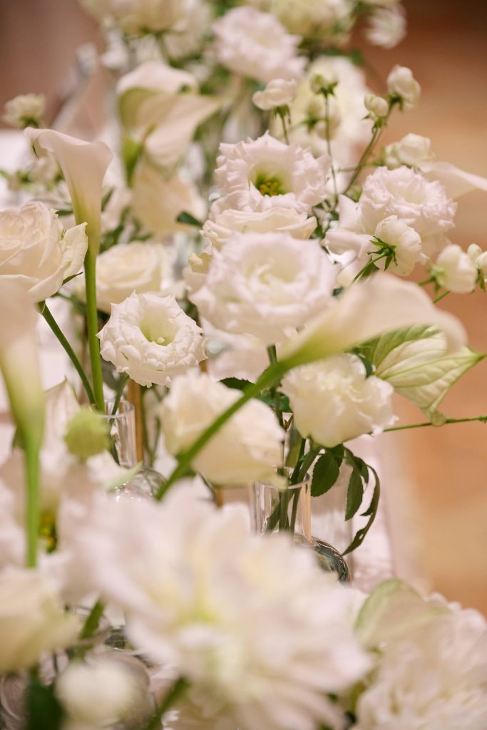 白のお花が可愛い、トレンドの飾り方